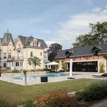 Manoir Des Logis Bed & Breakfast